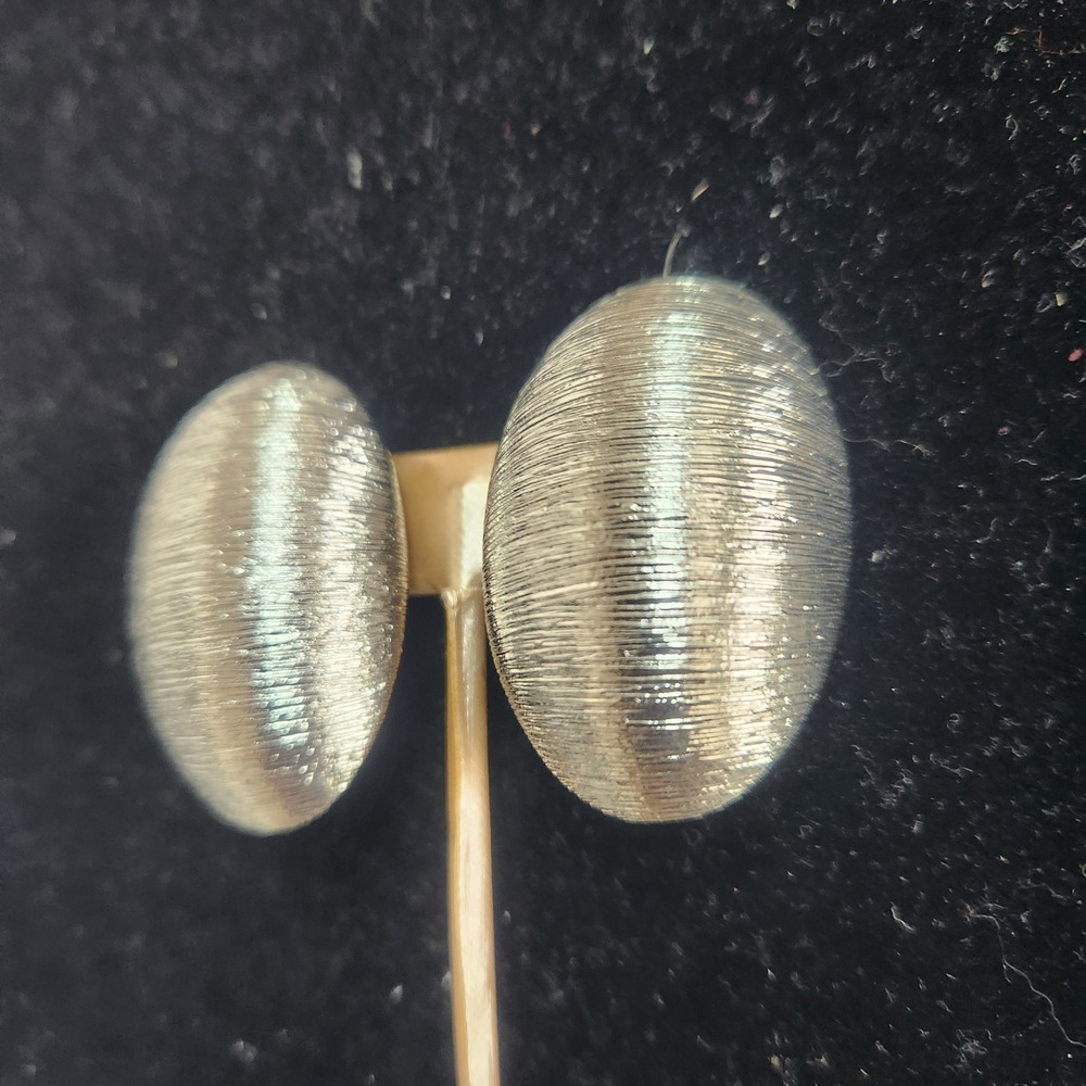 Vintage Silver Tone Textured Oval Dome Clip On Earrings Ribbed Statement Retro - Picture 4 of 12